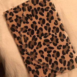 Leopard clutch